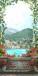 цветоч арка в прибрежном городке